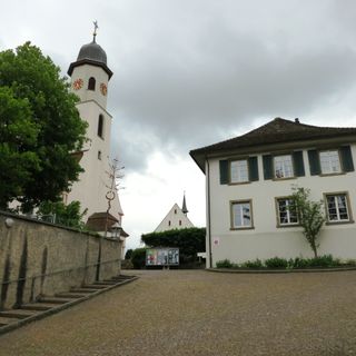 Kirchhügel; spätrömische Befestigung, Vorängerkirche und frühmittelalterliches Gräberfeld