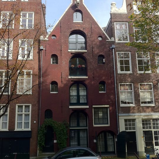 Pakhuis met puntgevel onder halsje en fronton