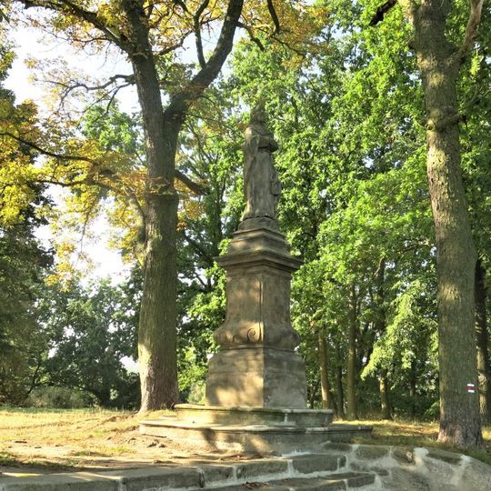 Socha svatého Judy Tadeáše na vrchu schodiště ke kostelu svaté Barbory jižně od Zahrádek