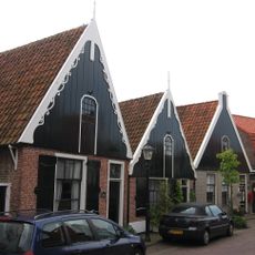 Woning met topgevel en houten voorschot