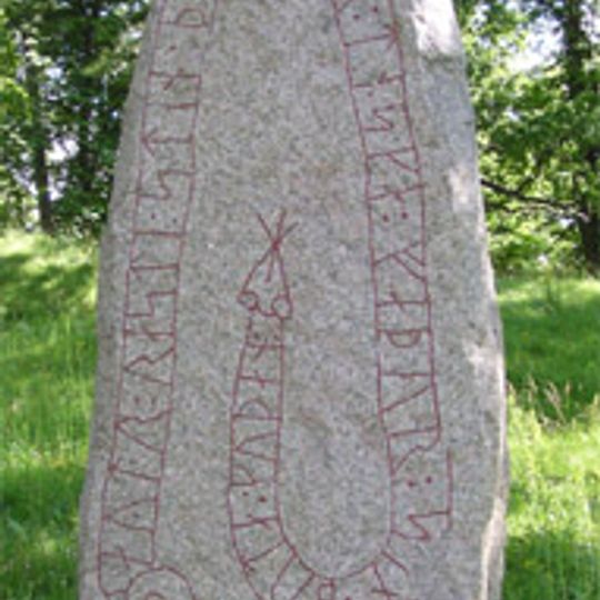 Runenstein auf dem Gräberfeld von Reva