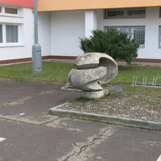Kamenná plastika u střední školy v ulici Fráni Šrámka v Trnovanech