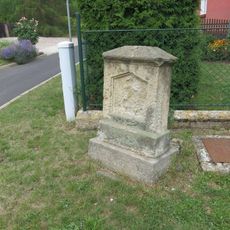 Podstavec ulomeného kříže v Mostecké ulici ve Vtelně