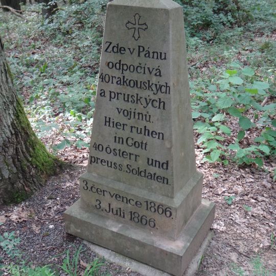 Pomník v místě hrobu padlých rakouských a pruských vojáků v bitvě 1866 v lese Svíb u Máslojed