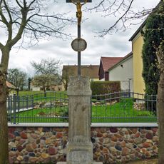 Betkreuz auf Granitsockel Hornigstraße 18 (vor)