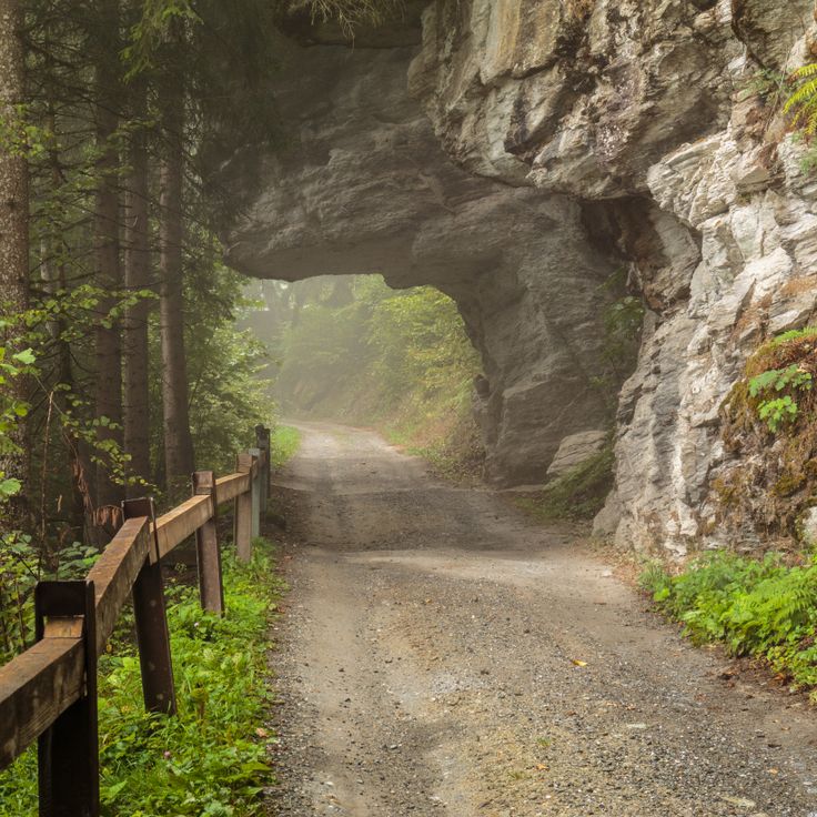 Sospensione rocciosa sulla strada Waltensburg/Vuorz - Breil/Brigels