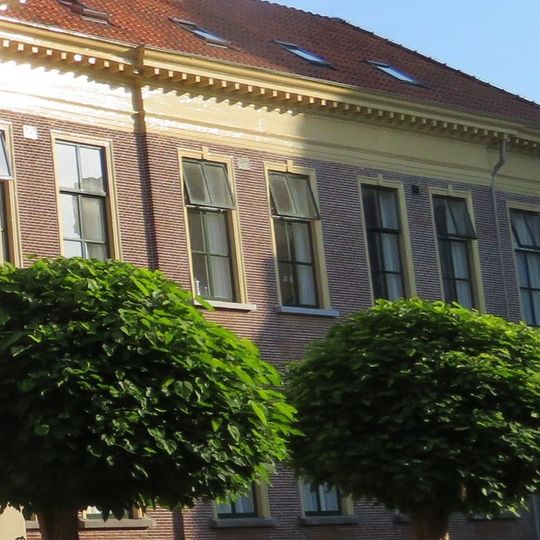 Pand met lijstgevel op natuurstenen plint