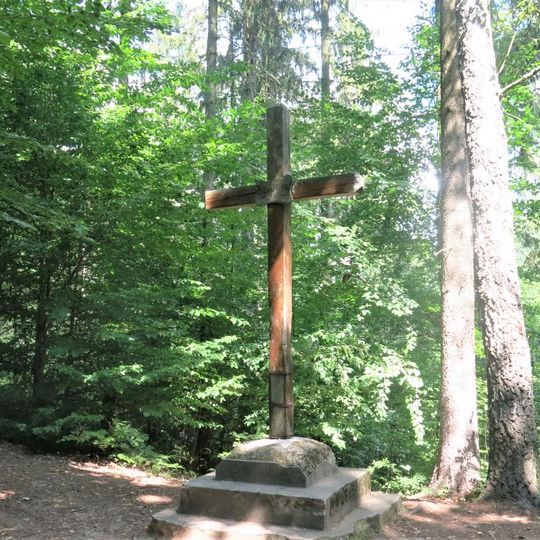 Kříž u lesní cesty jihovýchodně od Sloupu