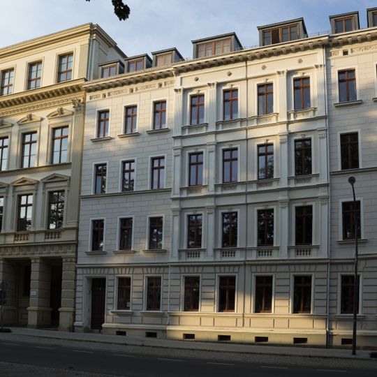 Mietshaus in geschlossener Bebauung Wilhelmsplatz 6, 6a