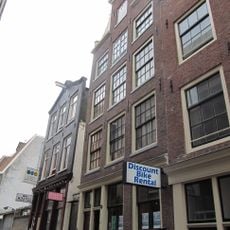 Pand met 18e-eeuwse gevel waarvan de bekroning later tot toppunt is gewijzigd