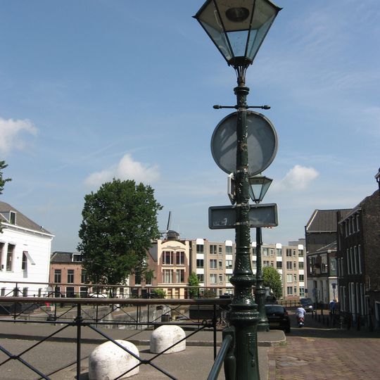 Verspreid langs de walkanten van de Lange en Korte Haven en aan de Nieuwe Sluisstraat een reeks decoratieve ijzeren gaslantaarns, thans ingericht voor natriumlicht.