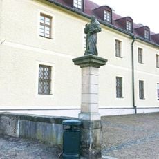 Socha svatého Benedikta u kláštera v Hejnicích