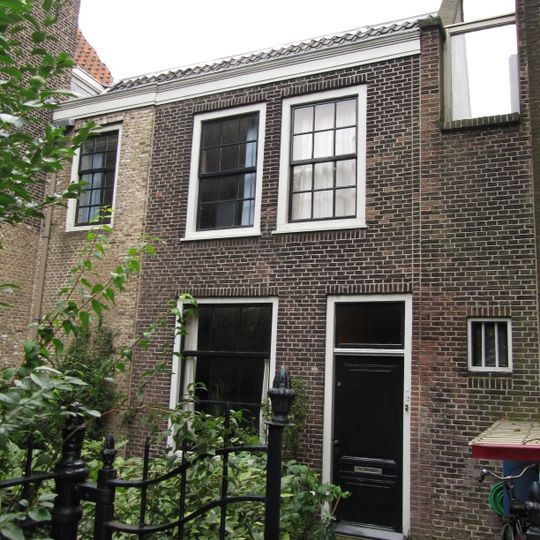 Tussen de nos 1 en 4 lager pand met zadeldak