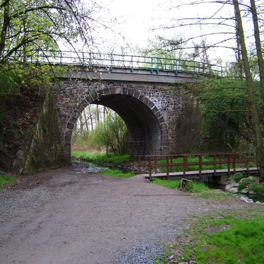 Lávka přes Říčanský potok za železničním mostem v Uhříněvsi