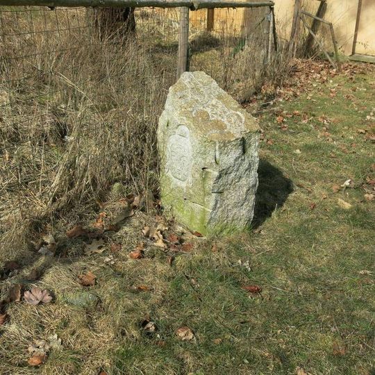 Novodobý křížový kámen v klášterní zahradě v Ostrově nad Ohří