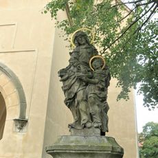 Socha svaté Anny u vchodu do kostela svatého Martina ve Vidimi