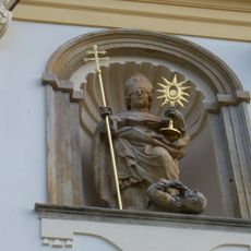 Socha sv. Norberta na průčelí baziliky Navštívení Panny Marie na Svatém Kopečku