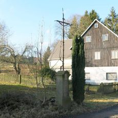 Kříž mezi domy 4 a 12 v Novém Hraběcí