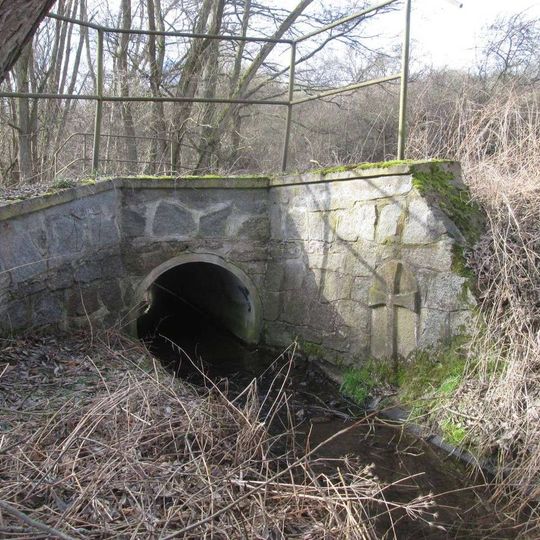 Křížový kámen východně od Hodovíze ve zdi