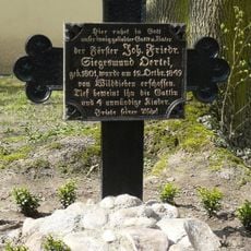 Naturdenkmal Tanne auf dem Grabe des von Wilddieben 1849 erschossenen Försters Oertel (Friedhof) in Stolpe