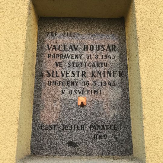 Pamětní deska Václava Housara a Silvestra Kmínka na domě Za Zelenou liškou 540/3 v Praze