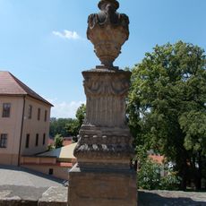 Váza na pilíři v opěrné zdi zámecké zahrady