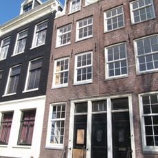 Zeer smal huis met sobere halsgevel