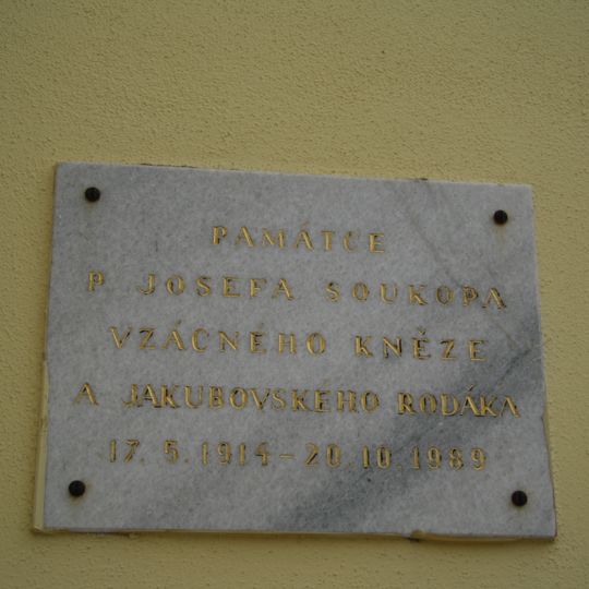 Pamětní deska Josefa Soukopa na kapli sv. Cyrila a Metoděje v Lesním Jakubově