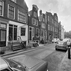 Pand met gevel onder rechte lijst met consoles