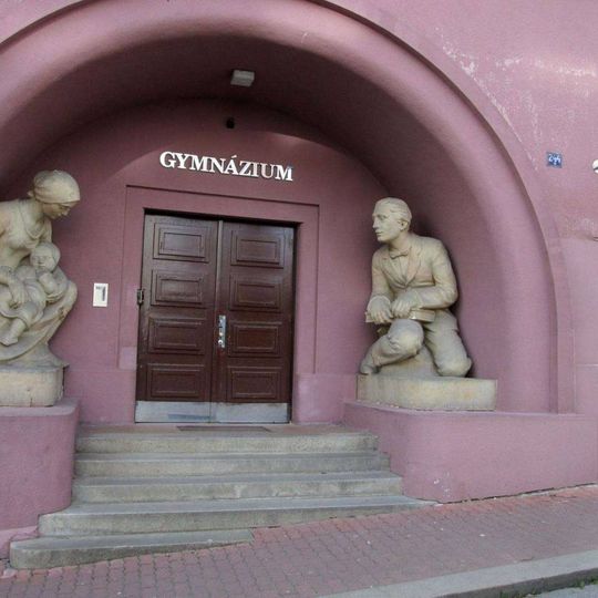 Socha u Gymnázia Pelhřimov, vpravo od vchodu