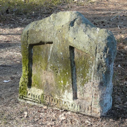 Smírčí kámen s vytesaným křížkem