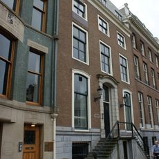 Dubbel huis met gevel van drie vensterassen onder rechte lijst met attiek