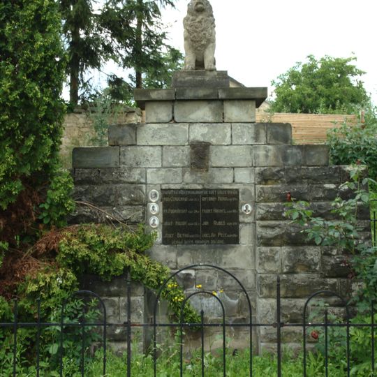 Pomník padlým v 1. světové válce na návsi v Dolní Kamenici