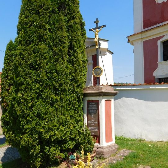 Kříž před kostelem v Hrádku