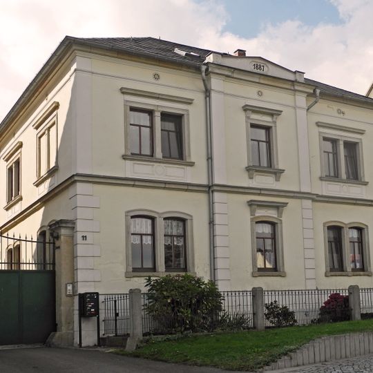 Wohnhaus, Seitengebäude, Scheune und Toranlage eines Bauernhofes sowie Einfriedungsmauer des Gartens südwestlich hinter der Scheune Am Rundling 11