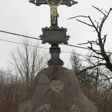 Kříž u silnice v osadě Žlábek