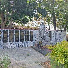 Monument la mormântul comun al ostașilor căzuți (93) în 1944
