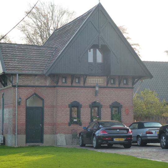 Sint-Leonarduskerk: Koetshuis