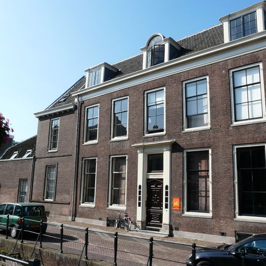 Statig herenhuis met rechte kroonlijst