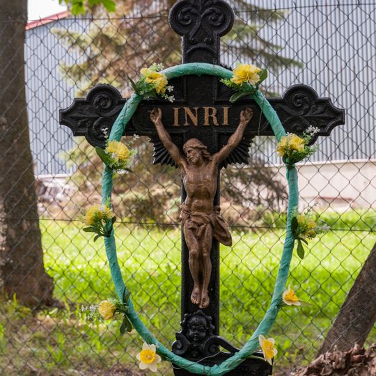 Kříž v Pojbukách u zemědělského areálu