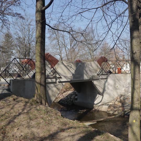 Lávka přes severní rameno Rokytky v zámeckém parku Dolní Počernice, jihozápadně od čp. 392