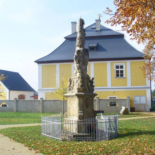 Sloup Nejsvětější Trojice u kostela v Novém Sedle