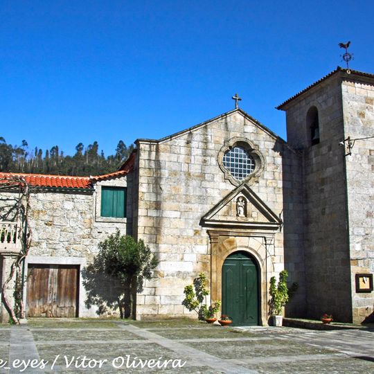 Conjunto formado pela igreja e torre do antigo mosteiro de Vila Nova de Muia