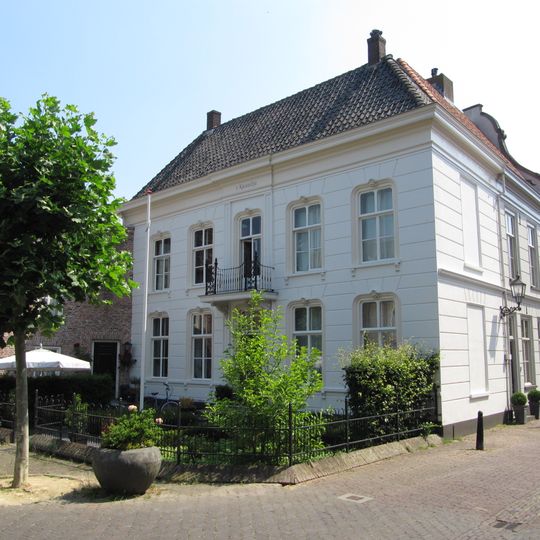 Huis, met schilddak en grijsgepleisterde lijstgevel, deuromlijsting