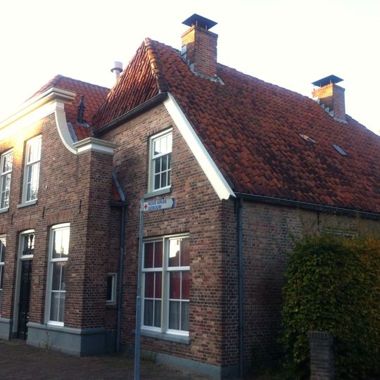 Aanbouw onder wolfsdak tegen het pand Markstraat 3