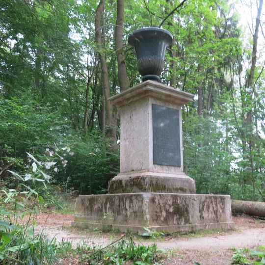 Pomník Ernesta Waldstein-Wartenberga u Gioethovy cesty v lesoparku v Mariánských Lázních