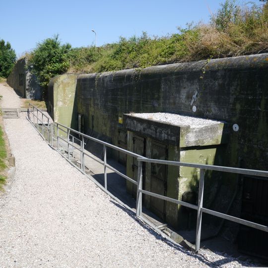 Kazemat XIV (remise voor luchtdoelgeschut en keuken, met magazijn, munitiekamer, twee manschappenverblijven, onderofficierenvertrek.
