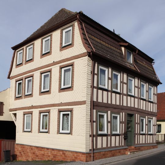 Zweigeschossiges Mansard-Halbwalmdachhaus