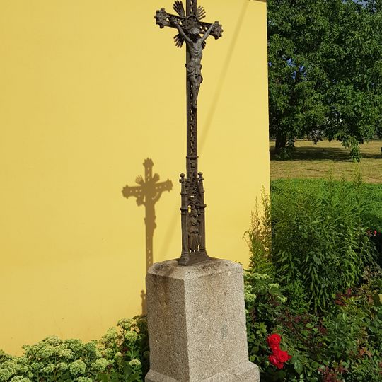 Kříž u kostela svatého Františka z Assisi v Chodově