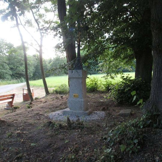 Kříž východně od Beraního Dvora u rozcestí